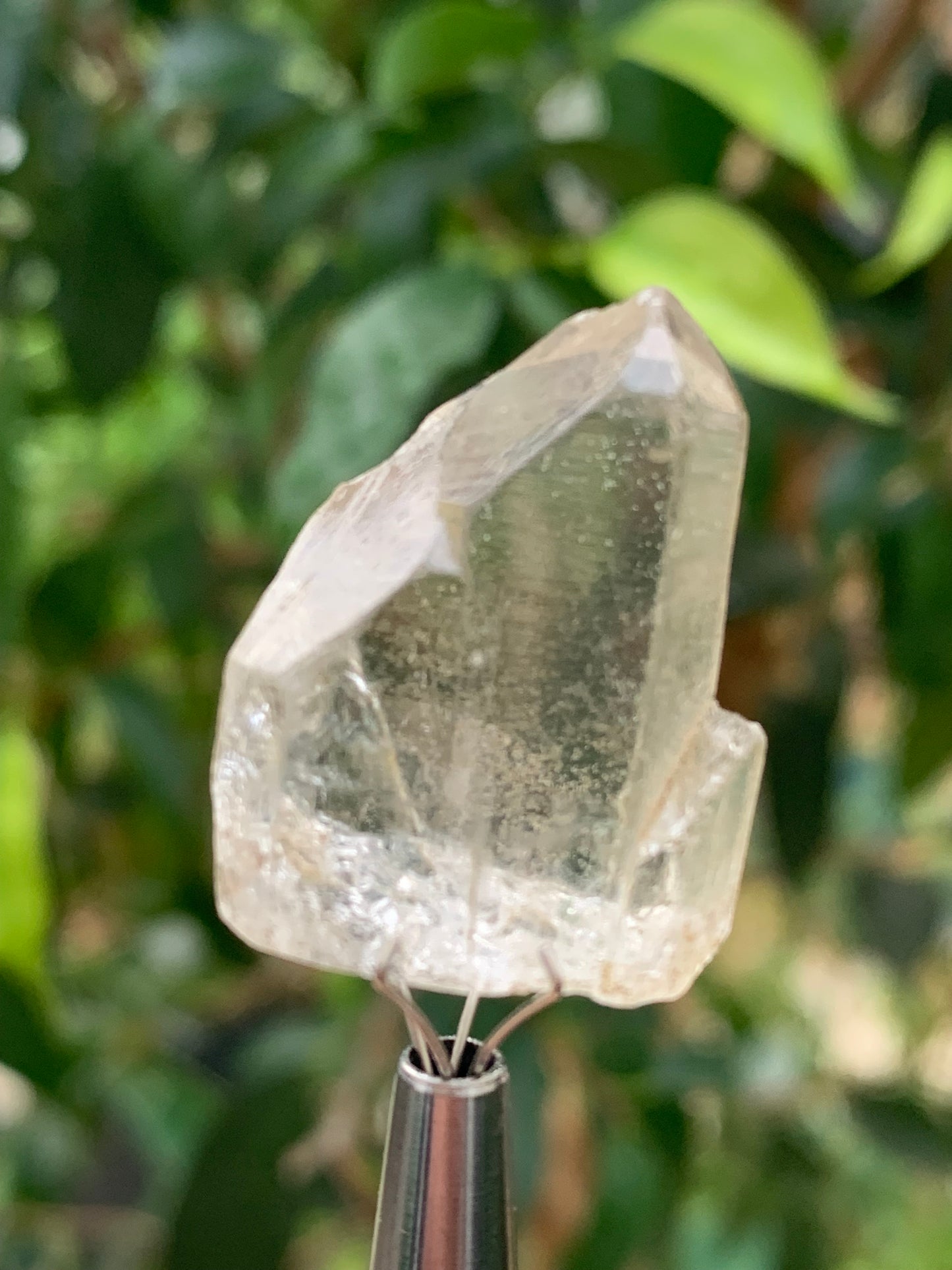 Cristal de Roche – Cristaux naturels jumelés – ± 27 mm de haut × 22 × 10 – 8 gr. !