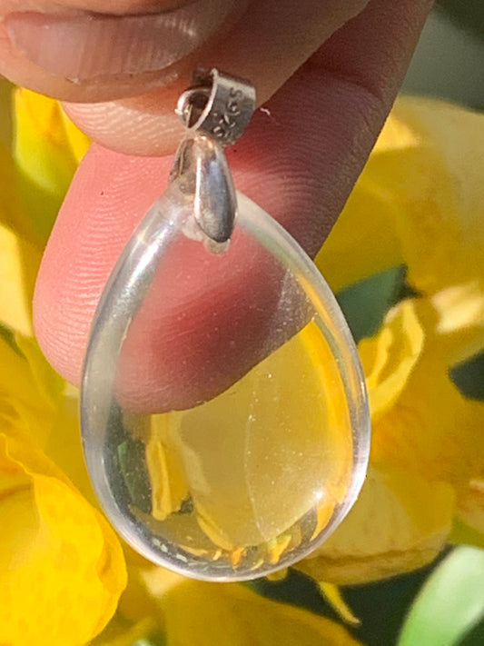 Cristal de roche/ quartz, pendentif 'goutte' en Argent de qualité AAA, 40mm de hauteur x 20 de largeur x 9 d'épaisseur. Vendu avec cordon réglable de couleur noire ! Un bijou en cristal, pour ceux qui aiment marcher entre lumière et mystère !
