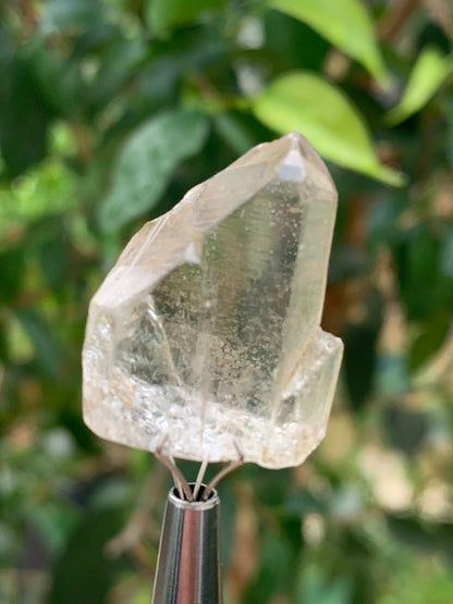 Cristal de Roche – Cristaux naturels jumelés – ± 27 mm de haut × 22 × 10 – 8 gr. !