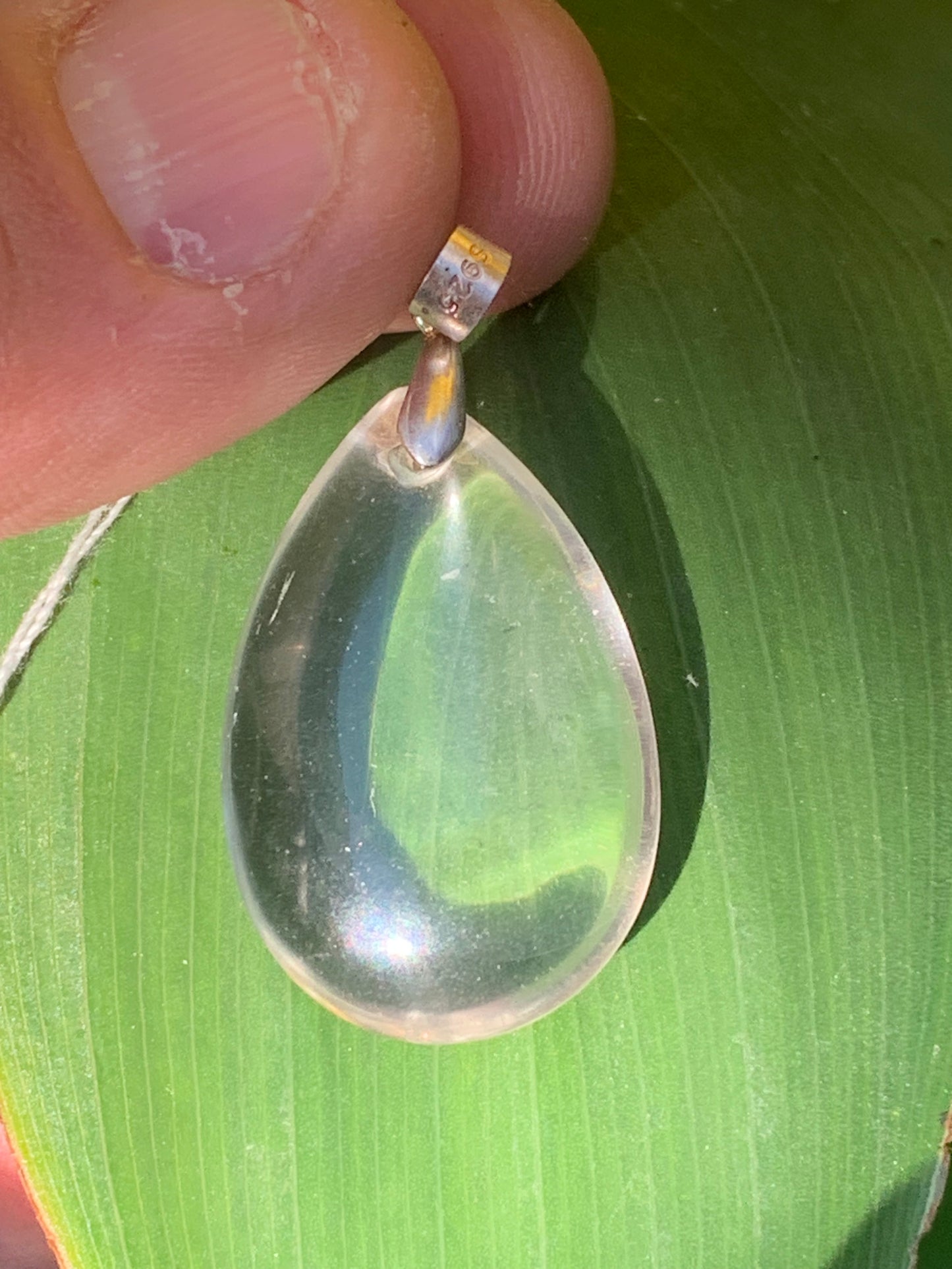 Cristal de roche/ quartz, pendentif 'goutte' en Argent de qualité AAA, 40mm de hauteur x 20 de largeur x 9 d'épaisseur. Vendu avec cordon réglable de couleur noire ! Un bijou en cristal, pour ceux qui aiment marcher entre lumière et mystère !