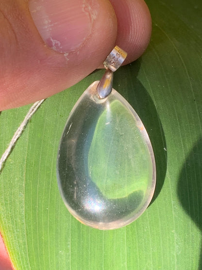 Cristal de roche/ quartz, pendentif 'goutte' en Argent de qualité AAA, 40mm de hauteur x 20 de largeur x 9 d'épaisseur. Vendu avec cordon réglable de couleur noire ! Un bijou en cristal, pour ceux qui aiment marcher entre lumière et mystère !