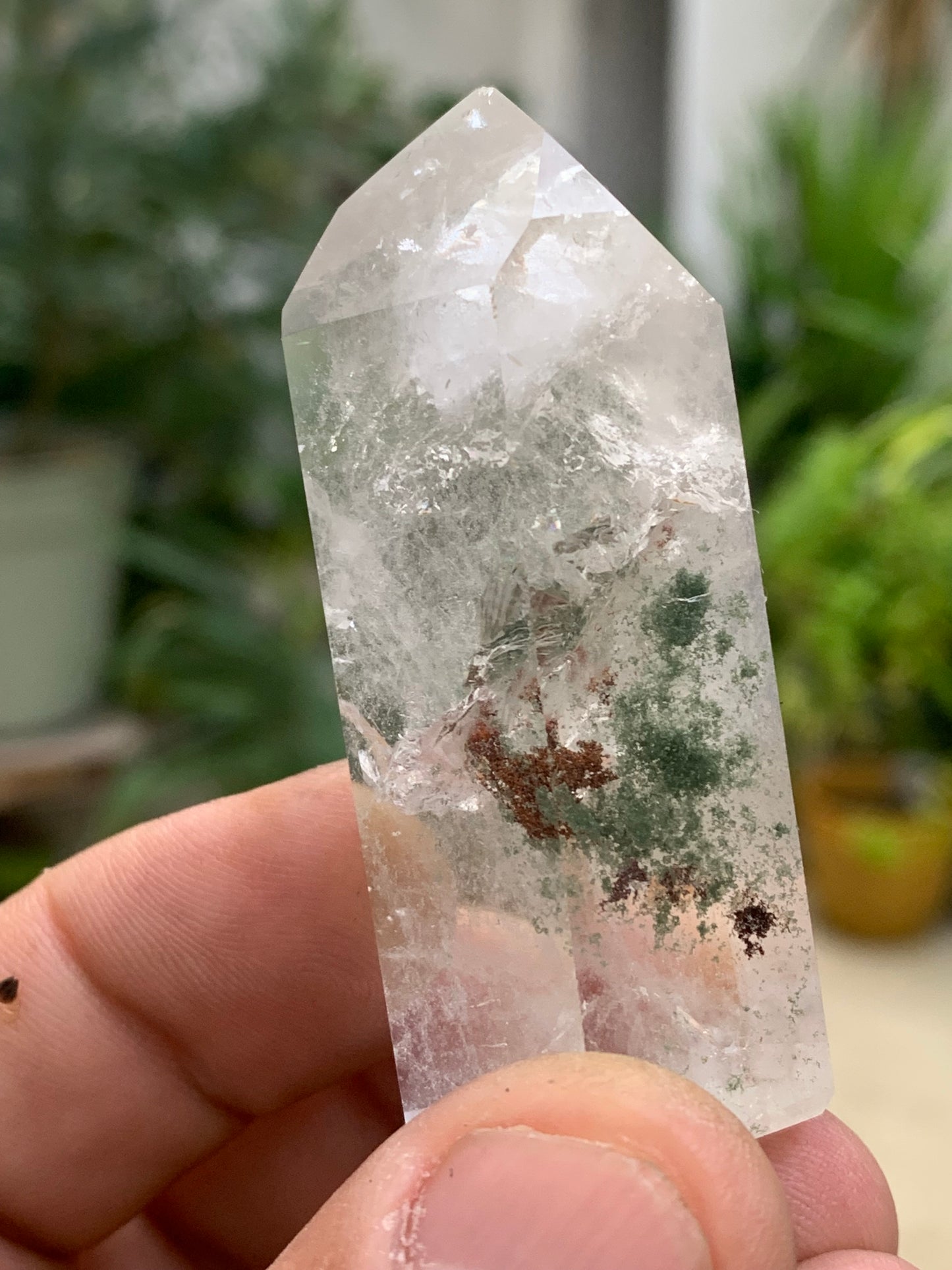 Cristal de Roche/ Quartz Lodolite – Pointe laser naturelle à inclusions de chlorite - ± 60 mm (H) × 27 × 20 - 54,4 gr. !