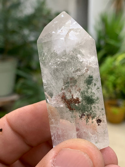 Cristal de Roche/ Quartz Lodolite – Pointe laser naturelle à inclusions de chlorite - ± 60 mm (H) × 27 × 20 - 54,4 gr. !