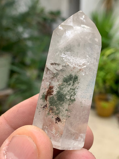 Cristal de Roche/ Quartz Lodolite – Pointe laser naturelle à inclusions de chlorite - ± 60 mm (H) × 27 × 20 - 54,4 gr. !