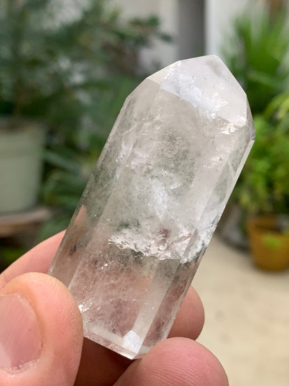 Cristal de Roche/ Quartz Lodolite – Pointe laser naturelle à inclusions de chlorite - ± 60 mm (H) × 27 × 20 - 54,4 gr. !