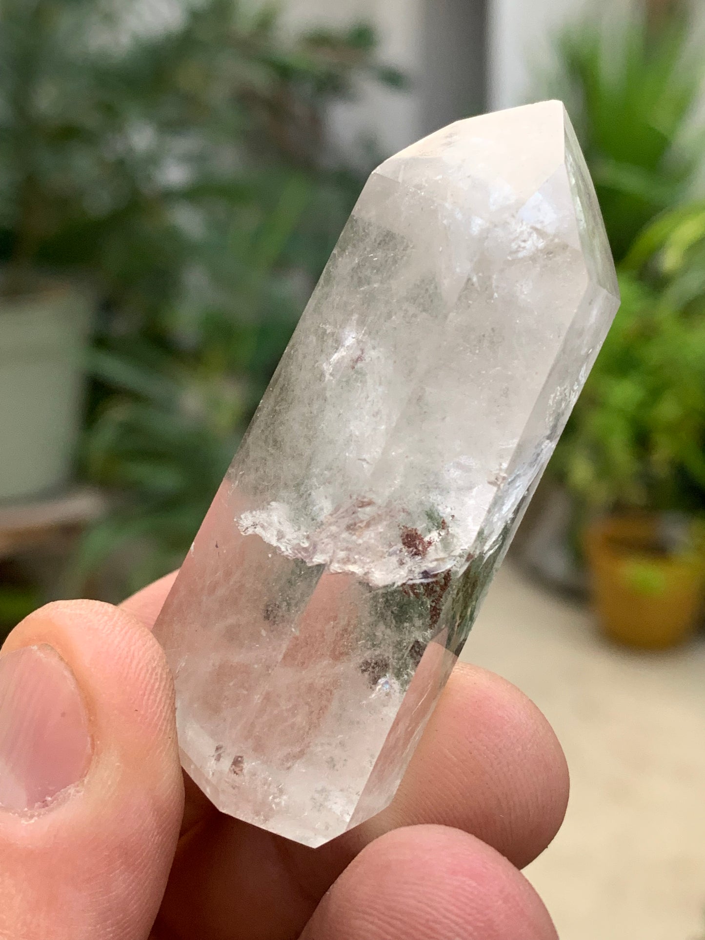 Cristal de Roche/ Quartz Lodolite – Pointe laser naturelle à inclusions de chlorite - ± 60 mm (H) × 27 × 20 - 54,4 gr. !