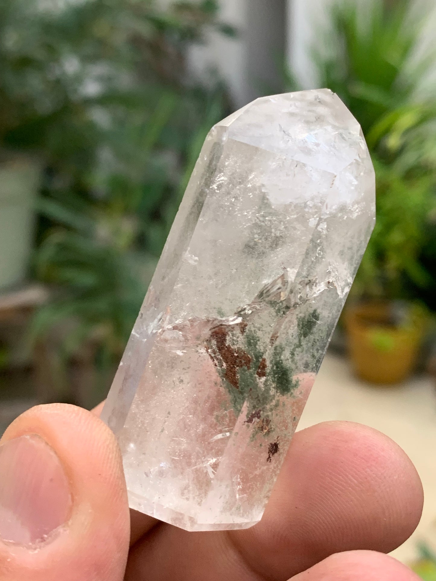 Cristal de Roche/ Quartz Lodolite – Pointe laser naturelle à inclusions de chlorite - ± 60 mm (H) × 27 × 20 - 54,4 gr. !