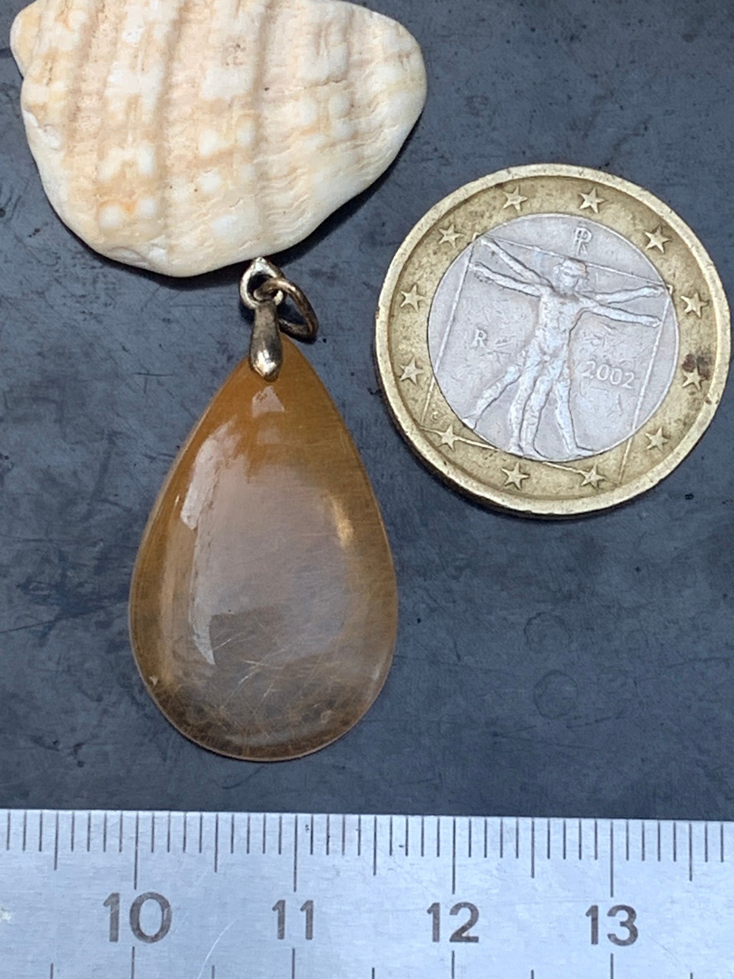 Cristal de roche/ quartz avec inclusions de rutiles dorés ! Pendentif en Argent, 33 mm de hauteur x 18 de largeur x 5 d'épaisseur. Vendu avec cordon réglable de couleur noire !