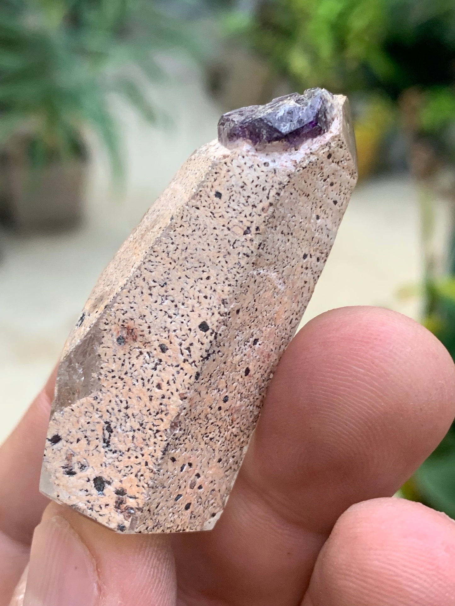 Cristal de Roche avec inclusion d’un Cristal d’Améthyste – Pointe laser naturelle - ± 52 mm (H) × 25 × 21 mm – 37,8 g !