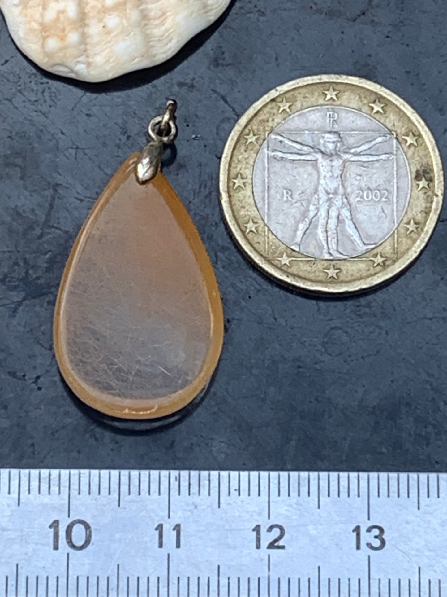 Cristal de roche/ quartz avec inclusions de rutiles dorés ! Pendentif en Argent, 33 mm de hauteur x 18 de largeur x 5 d'épaisseur. Vendu avec cordon réglable de couleur noire !