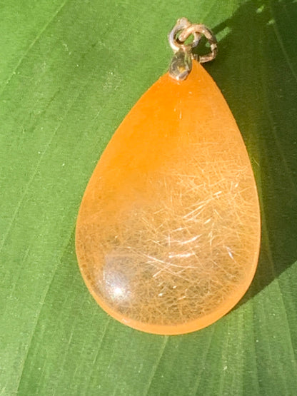 Cristal de roche/ quartz avec inclusions de rutiles dorés ! Pendentif en Argent, 33 mm de hauteur x 18 de largeur x 5 d'épaisseur. Vendu avec cordon réglable de couleur noire !
