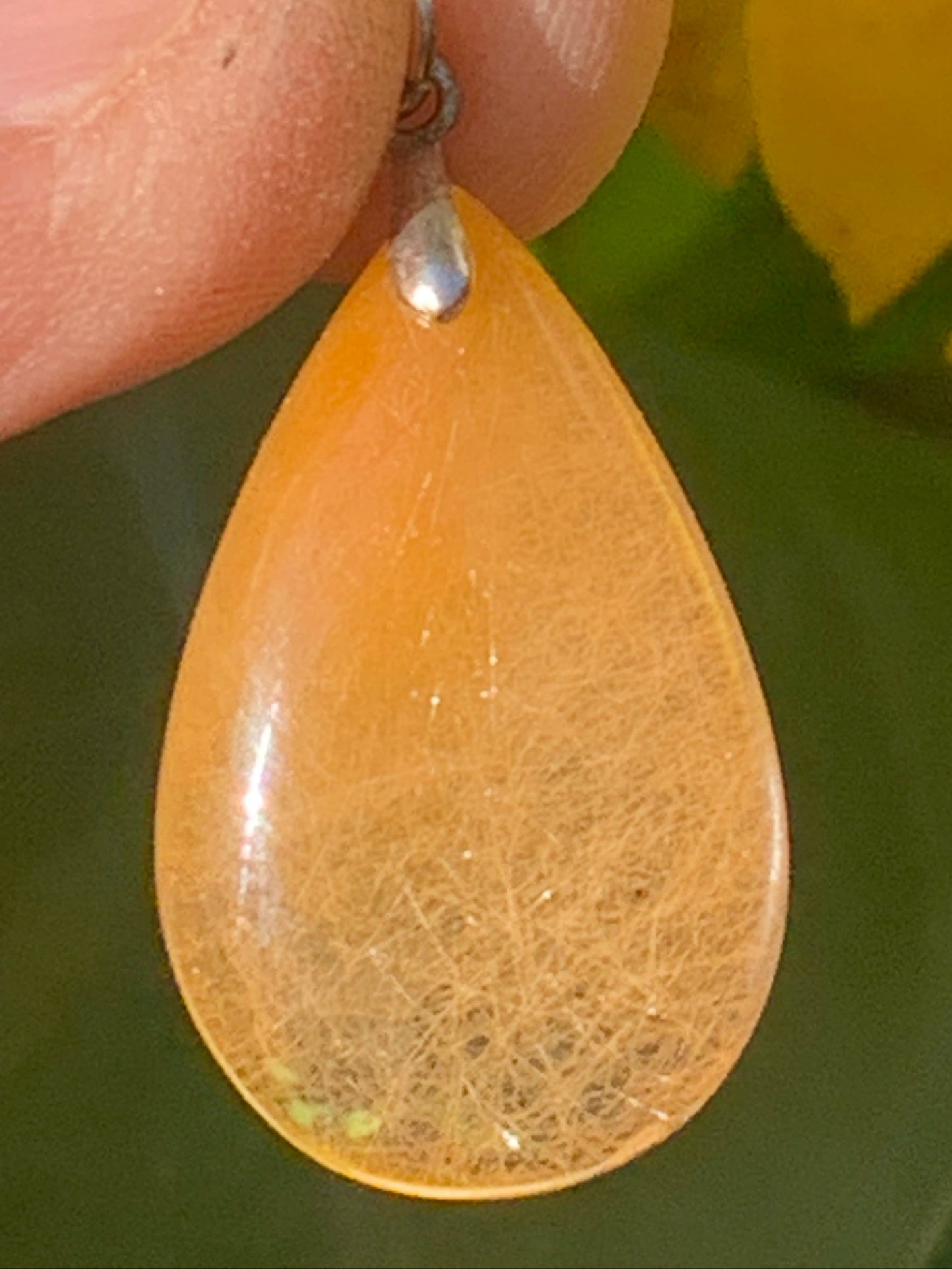 Cristal de roche/ quartz avec inclusions de rutiles dorés ! Pendentif en Argent, 33 mm de hauteur x 18 de largeur x 5 d'épaisseur. Vendu avec cordon réglable de couleur noire !