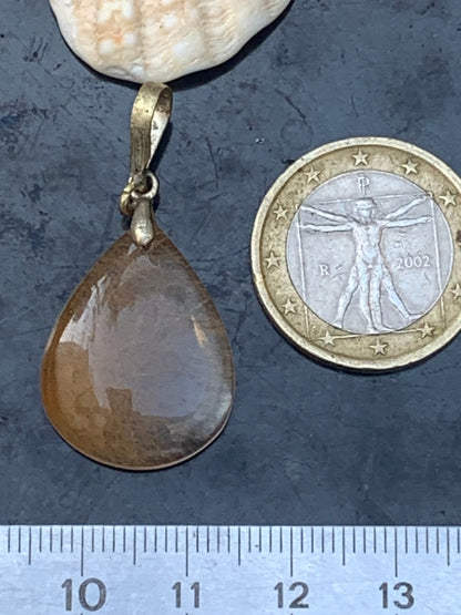 Cristal de roche/ quartz avec inclusions de rutiles dorés ! Pendentif en Argent, 40 mm de hauteur x 20 de largeur x 5 d'épaisseur. Vendu avec cordon réglable de couleur noire !