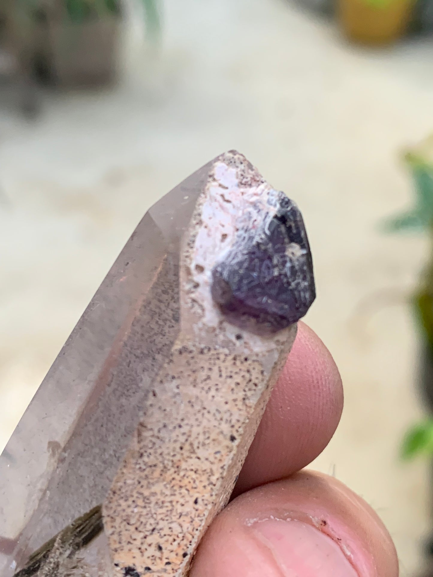 Cristal de Roche avec inclusion d’un Cristal d’Améthyste – Pointe laser naturelle - ± 52 mm (H) × 25 × 21 mm – 37,8 g !