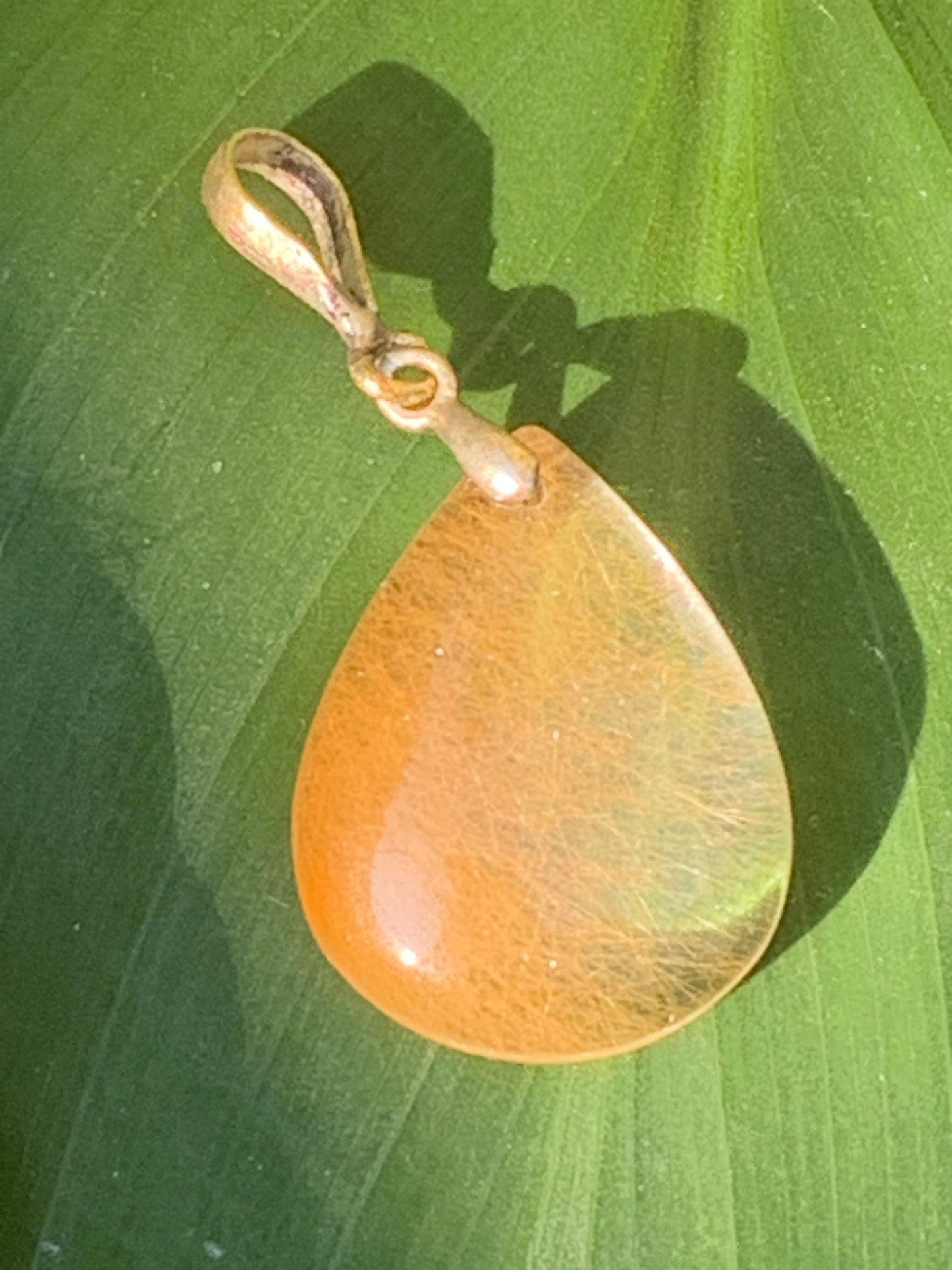 Cristal de roche/ quartz avec inclusions de rutiles dorés ! Pendentif en Argent, 40 mm de hauteur x 20 de largeur x 5 d'épaisseur. Vendu avec cordon réglable de couleur noire !