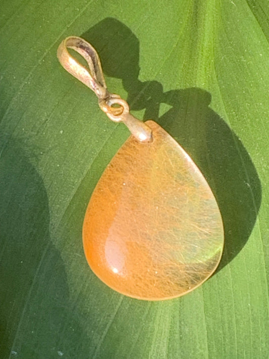 Cristal de roche/ quartz avec inclusions de rutiles dorés ! Pendentif en Argent, 40 mm de hauteur x 20 de largeur x 5 d'épaisseur. Vendu avec cordon réglable de couleur noire !
