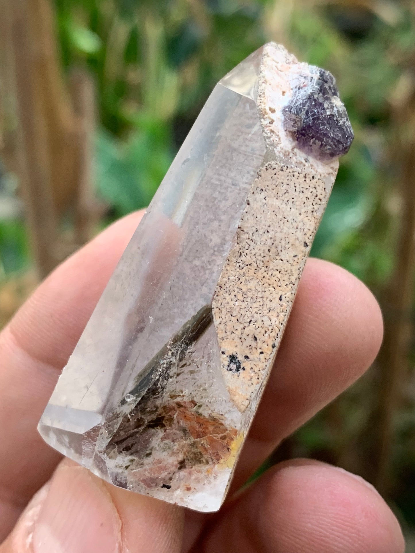 Cristal de Roche avec inclusion d’un Cristal d’Améthyste – Pointe laser naturelle - ± 52 mm (H) × 25 × 21 mm – 37,8 g !