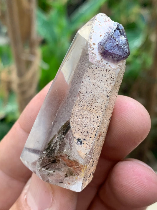 Cristal de Roche avec inclusion d’un Cristal d’Améthyste – Pointe laser naturelle - ± 52 mm (H) × 25 × 21 mm – 37,8 g !