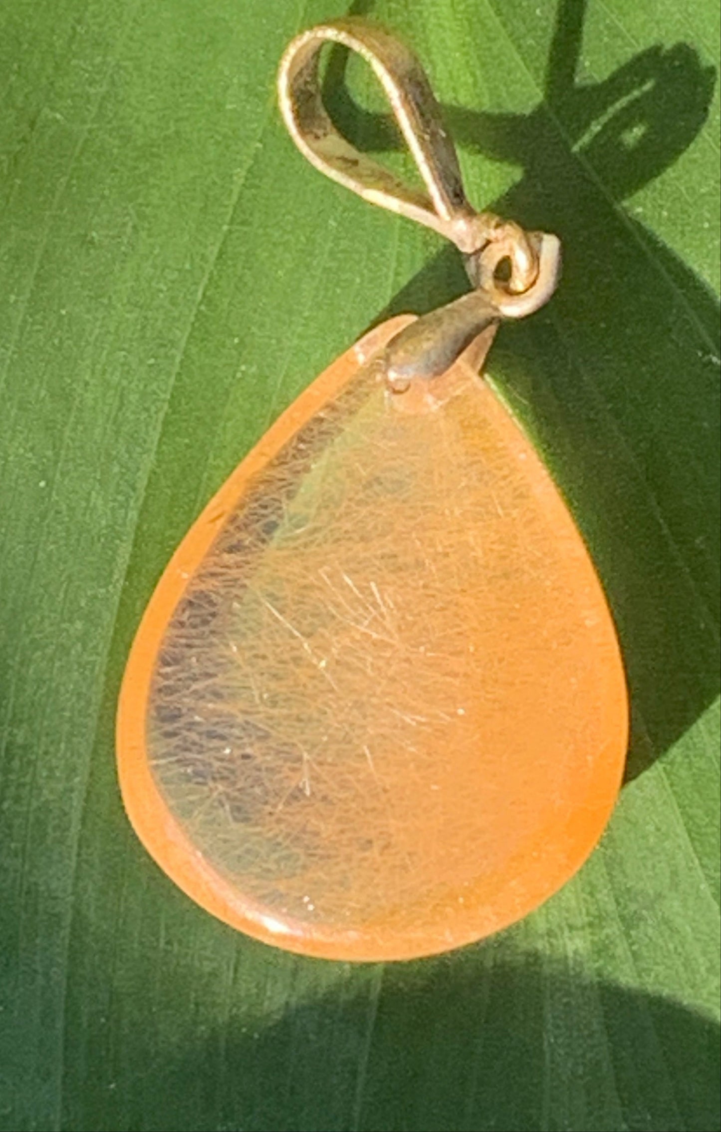 Cristal de roche/ quartz avec inclusions de rutiles dorés ! Pendentif en Argent, 40 mm de hauteur x 20 de largeur x 5 d'épaisseur. Vendu avec cordon réglable de couleur noire !