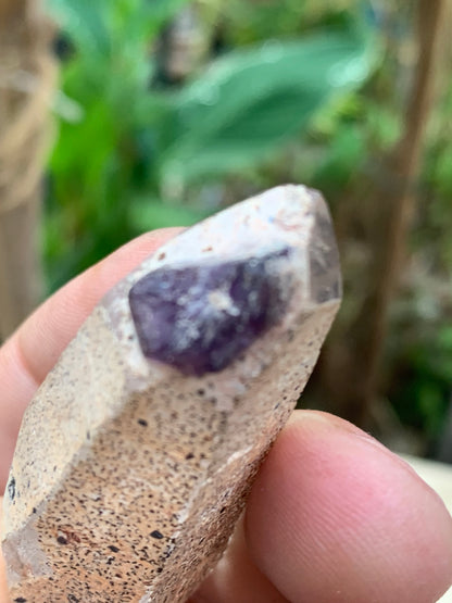 Cristal de Roche avec inclusion d’un Cristal d’Améthyste – Pointe laser naturelle - ± 52 mm (H) × 25 × 21 mm – 37,8 g !