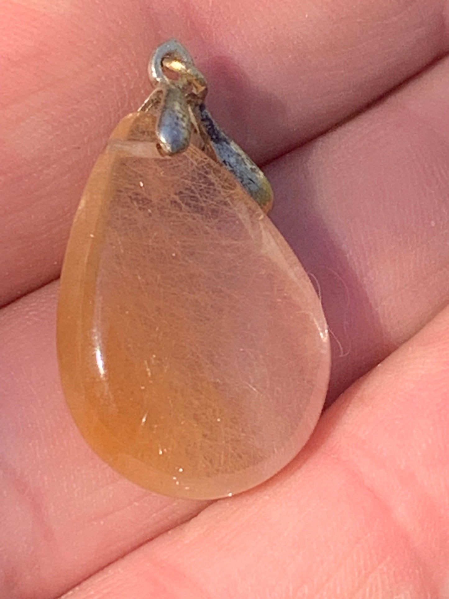 Cristal de roche/ quartz avec inclusions de rutiles dorés ! Pendentif en Argent, 33 mm de hauteur x 18 de largeur x 5 d'épaisseur. Vendu avec cordon réglable de couleur noire !