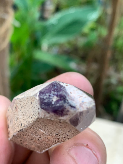 Cristal de Roche avec inclusion d’un Cristal d’Améthyste – Pointe laser naturelle - ± 52 mm (H) × 25 × 21 mm – 37,8 g !