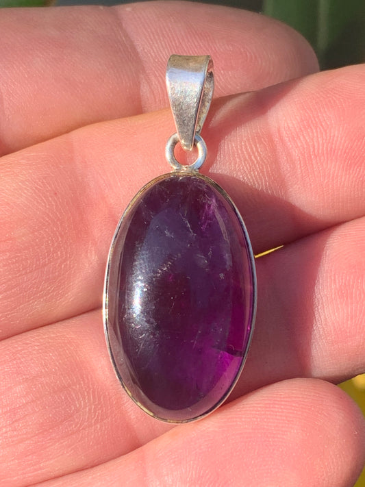Améthyste, superbe pendentif en Argent de 42 mm de hauteur x 19 de largeur x 10 d'épaisseur. Vendu avec cordon réglable de couleur noire offert !