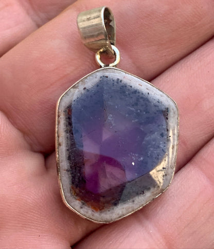 Améthyste 'super 7/ super seven', pendentif en Argent de 40mm de hauteur x 25 de largeur x 6 d'épaisseur. Vendu avec cordon réglable de couleur noire offert !