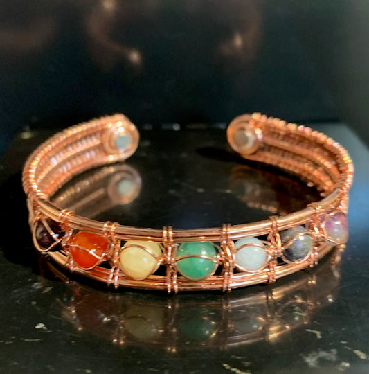 Bracelet magnétique en cuivre avec perles 7 chakras et aimants fixés aux deux extrémités - 7 x 6 cm/ 20gr.