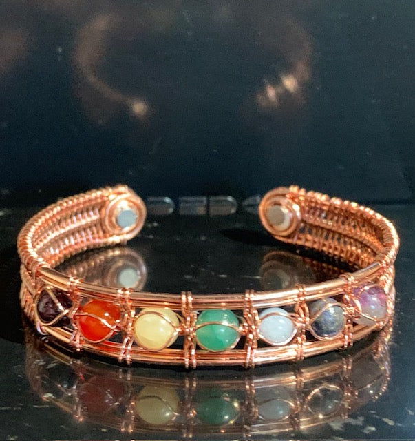 Bracelet magnétique en cuivre avec perles 7 chakras et aimants fixés aux deux extrémités - 7 x 6 cm/ 20gr.