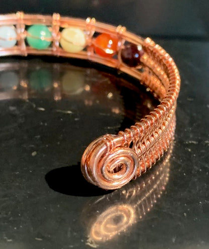 Bracelet magnétique en cuivre avec perles 7 chakras et aimants fixés aux deux extrémités - 7 x 6 cm/ 20gr.