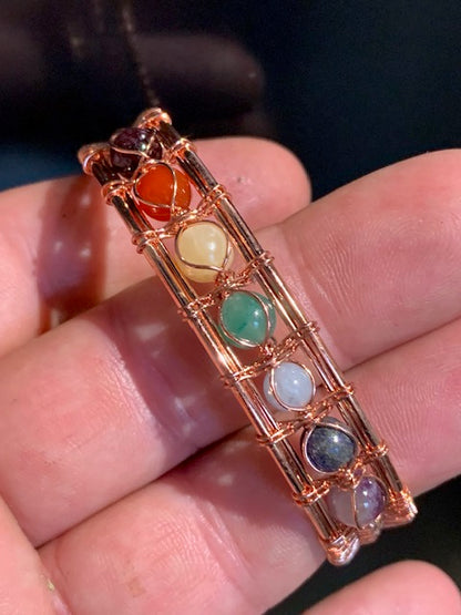 Bracelet magnétique en cuivre avec perles 7 chakras et aimants fixés aux deux extrémités - 7 x 6 cm/ 20gr.