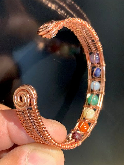Bracelet magnétique en cuivre avec perles 7 chakras et aimants fixés aux deux extrémités - 7 x 6 cm/ 20gr.