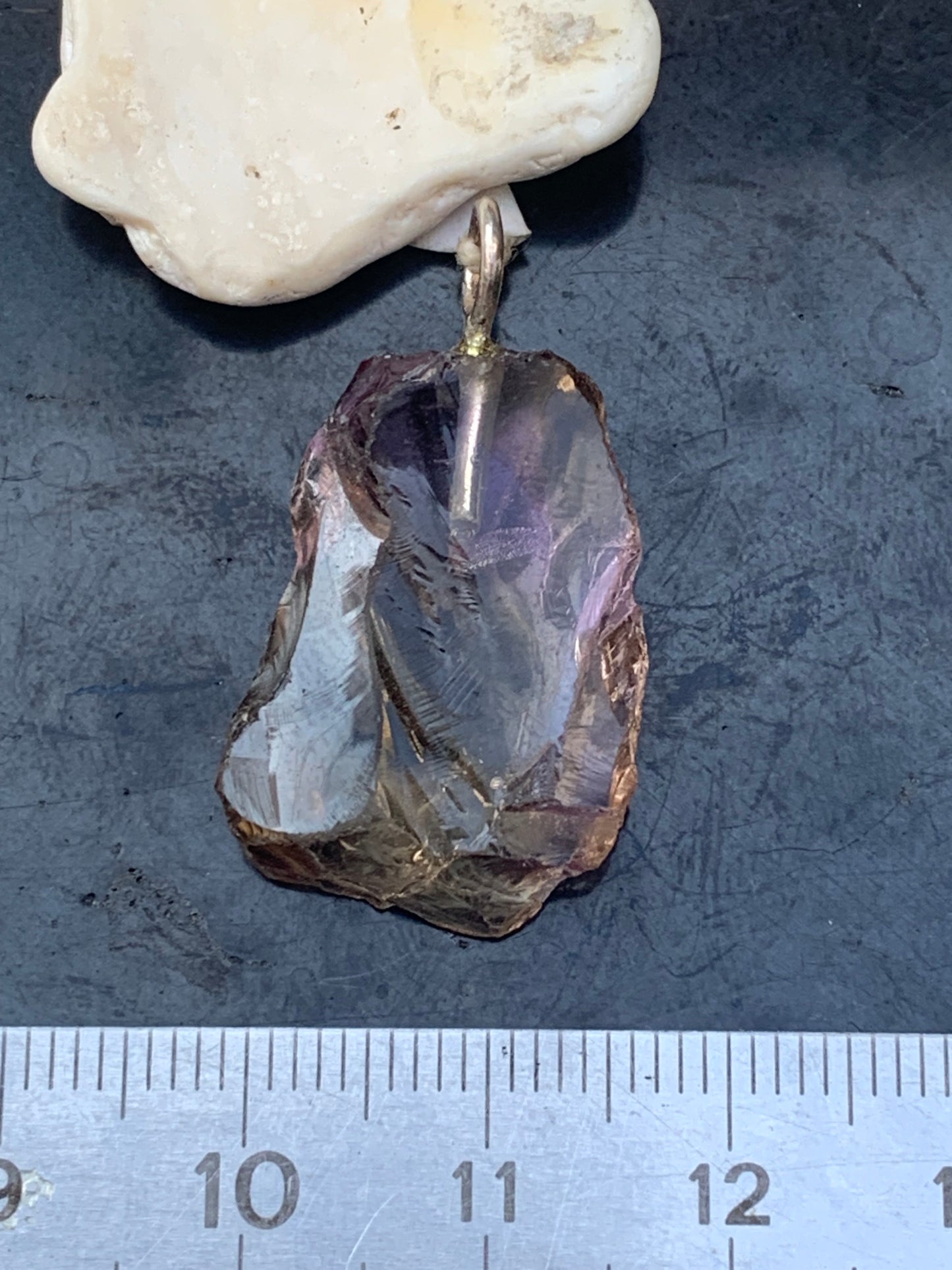 Amétrine, superbe pendentif de 32 mm de hauteur x 16 de largeur x 7 d'épaisseur. Vendu avec cordon réglable de couleur noire offert !