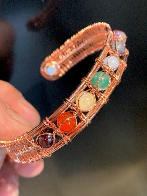 Bracelet magnétique en cuivre avec perles 7 chakras et aimants fixés aux deux extrémités - 7 x 6 cm/ 20gr.