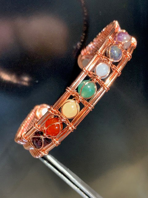 Bracelet magnétique en cuivre avec perles 7 chakras et aimants fixés aux deux extrémités - 7 x 6 cm/ 20gr.