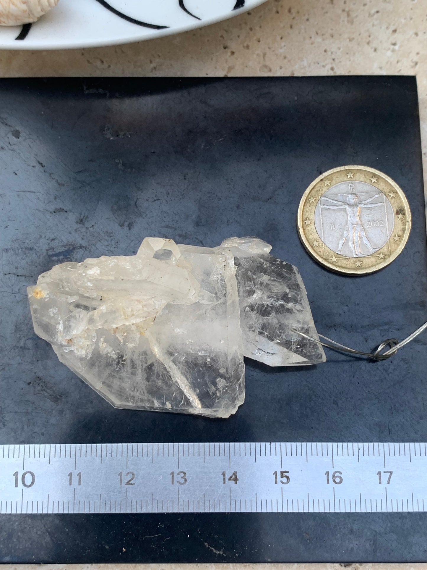 Cristal de roche/ quartz 'Faden', pendentif de qualité AA à AAA, 58mm de hauteur x 35 de largeur x 25 d'épaisseur. Vendu avec cordon réglable de couleur noire ! Un bijou en cristal, pour ceux qui aiment marcher entre lumière et mystère !