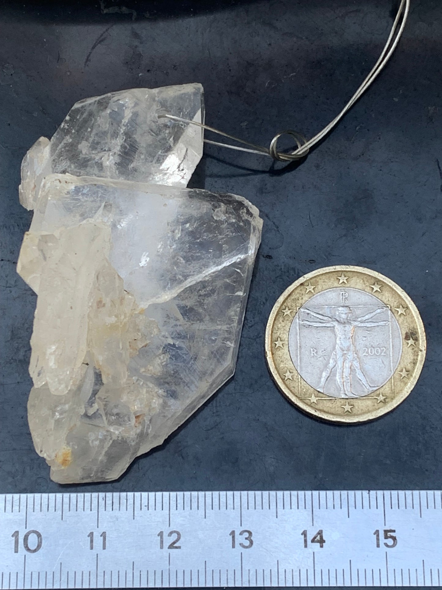 Cristal de roche/ quartz 'Faden', pendentif de qualité AA à AAA, 58mm de hauteur x 35 de largeur x 25 d'épaisseur. Vendu avec cordon réglable de couleur noire ! Un bijou en cristal, pour ceux qui aiment marcher entre lumière et mystère !