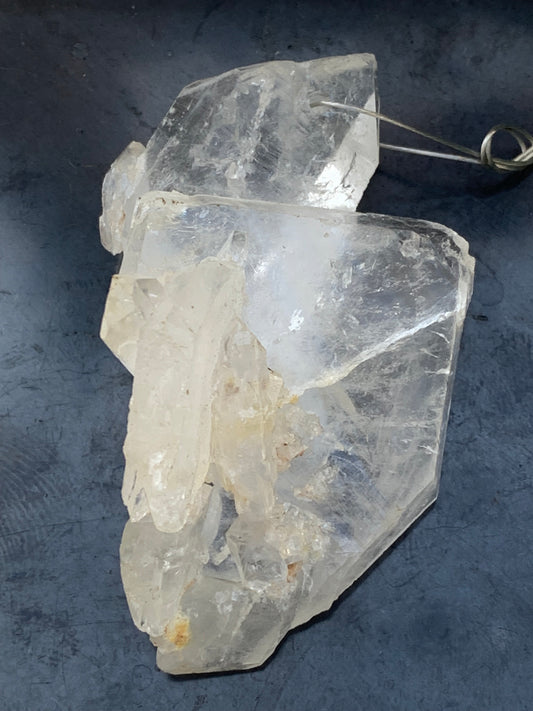 Cristal de roche/ quartz 'Faden', pendentif de qualité AA à AAA, 58mm de hauteur x 35 de largeur x 25 d'épaisseur. Vendu avec cordon réglable de couleur noire ! Un bijou en cristal, pour ceux qui aiment marcher entre lumière et mystère !