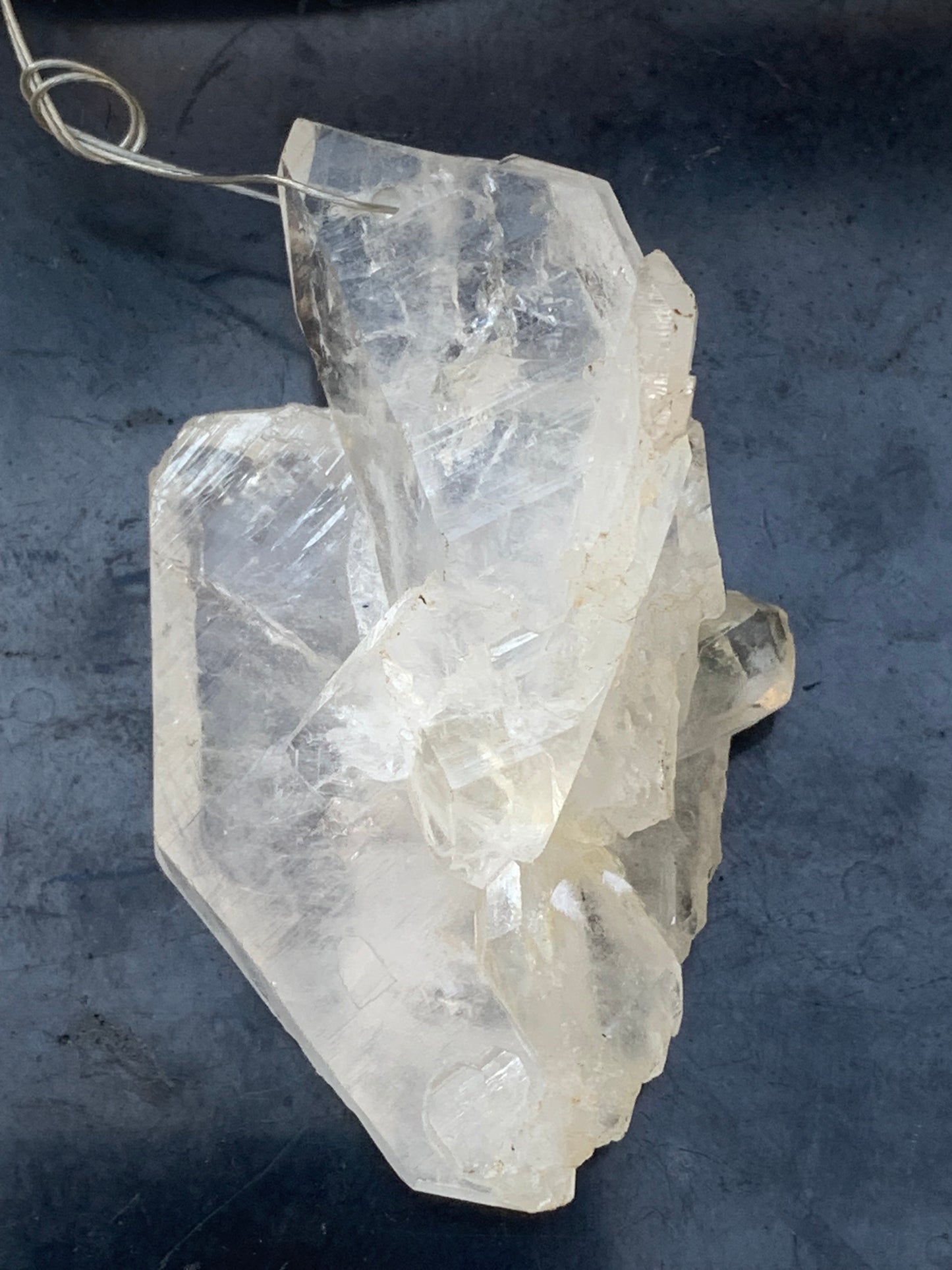 Cristal de roche/ quartz 'Faden', pendentif de qualité AA à AAA, 58mm de hauteur x 35 de largeur x 25 d'épaisseur. Vendu avec cordon réglable de couleur noire ! Un bijou en cristal, pour ceux qui aiment marcher entre lumière et mystère !