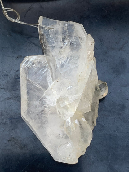 Cristal de roche/ quartz 'Faden', pendentif de qualité AA à AAA, 58mm de hauteur x 35 de largeur x 25 d'épaisseur. Vendu avec cordon réglable de couleur noire ! Un bijou en cristal, pour ceux qui aiment marcher entre lumière et mystère !