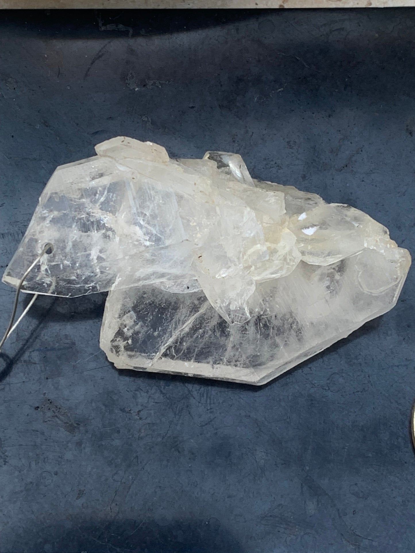 Cristal de roche/ quartz 'Faden', pendentif de qualité AA à AAA, 58mm de hauteur x 35 de largeur x 25 d'épaisseur. Vendu avec cordon réglable de couleur noire ! Un bijou en cristal, pour ceux qui aiment marcher entre lumière et mystère !