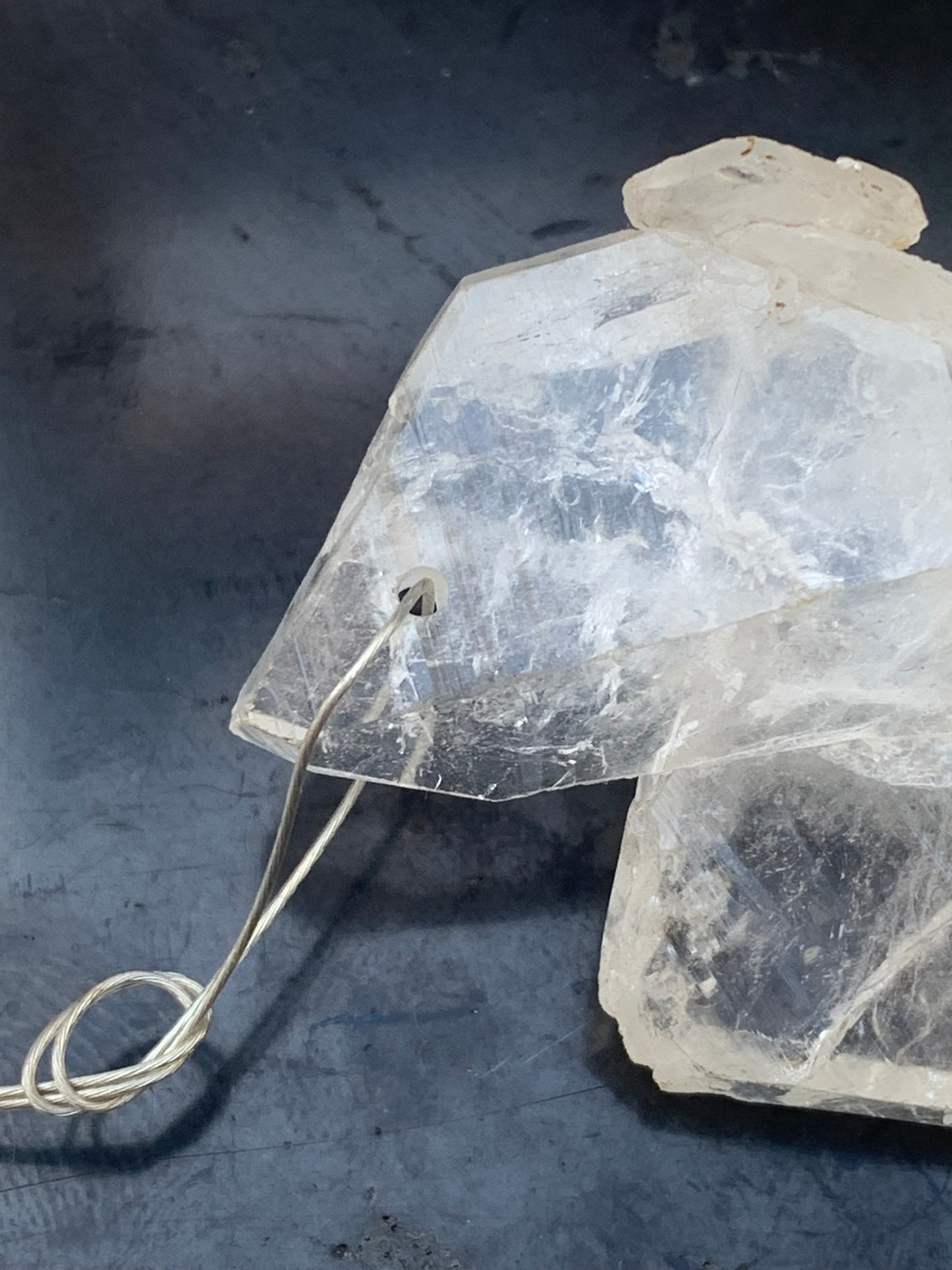 Cristal de roche/ quartz 'Faden', pendentif de qualité AA à AAA, 58mm de hauteur x 35 de largeur x 25 d'épaisseur. Vendu avec cordon réglable de couleur noire ! Un bijou en cristal, pour ceux qui aiment marcher entre lumière et mystère !
