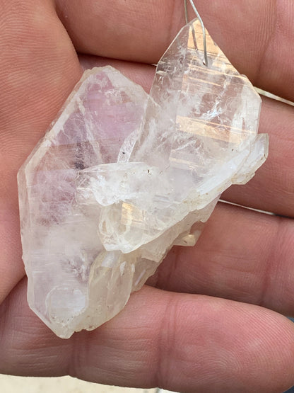 Cristal de roche/ quartz 'Faden', pendentif de qualité AA à AAA, 58mm de hauteur x 35 de largeur x 25 d'épaisseur. Vendu avec cordon réglable de couleur noire ! Un bijou en cristal, pour ceux qui aiment marcher entre lumière et mystère !
