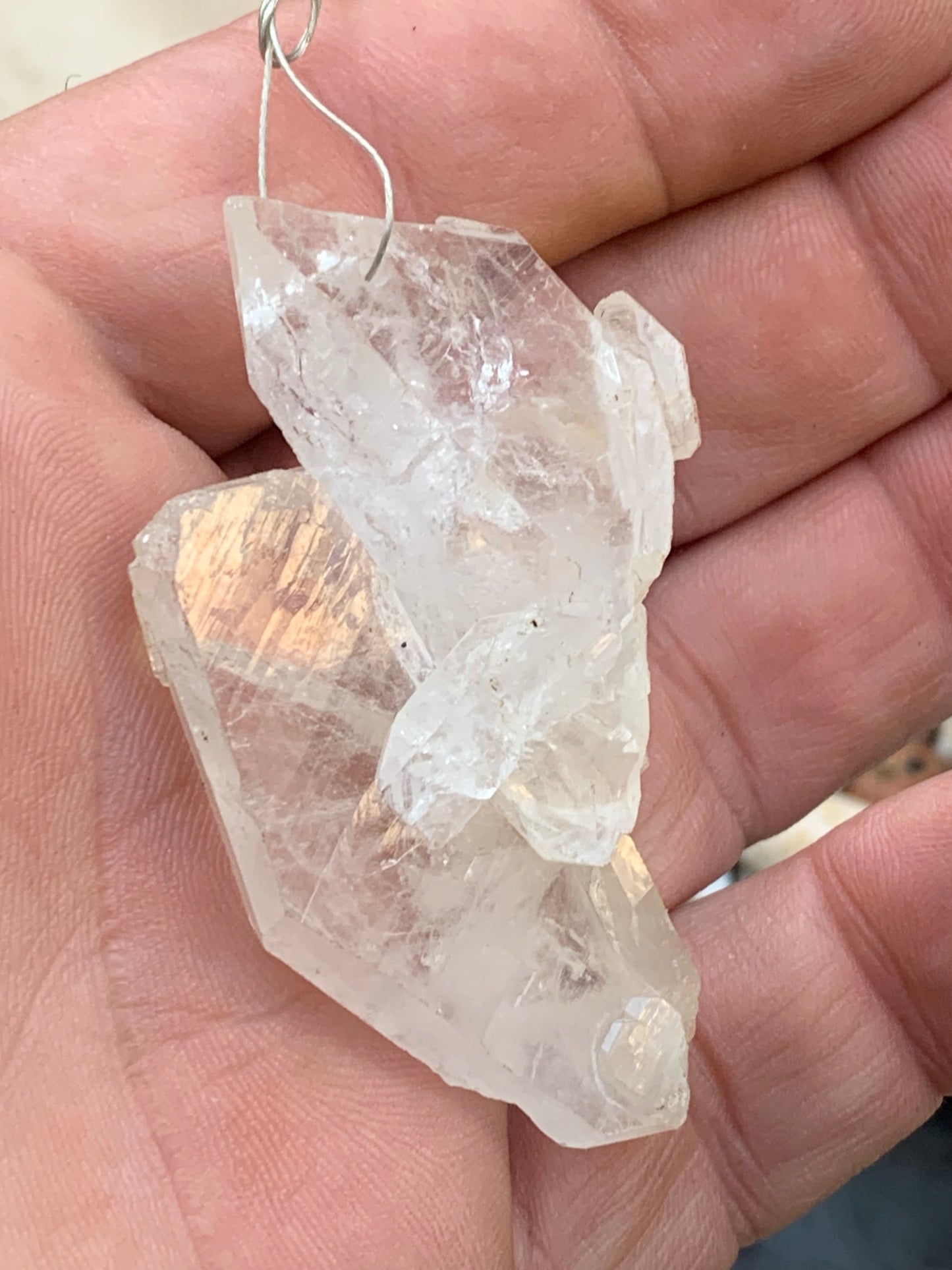 Cristal de roche/ quartz 'Faden', pendentif de qualité AA à AAA, 58mm de hauteur x 35 de largeur x 25 d'épaisseur. Vendu avec cordon réglable de couleur noire ! Un bijou en cristal, pour ceux qui aiment marcher entre lumière et mystère !