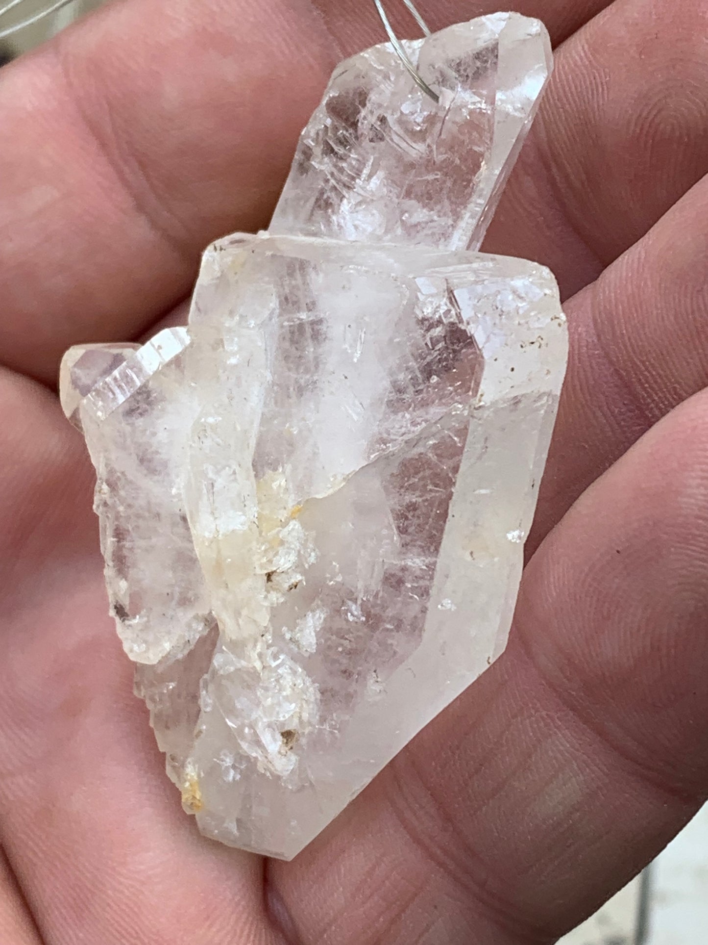 Cristal de roche/ quartz 'Faden', pendentif de qualité AA à AAA, 58mm de hauteur x 35 de largeur x 25 d'épaisseur. Vendu avec cordon réglable de couleur noire ! Un bijou en cristal, pour ceux qui aiment marcher entre lumière et mystère !