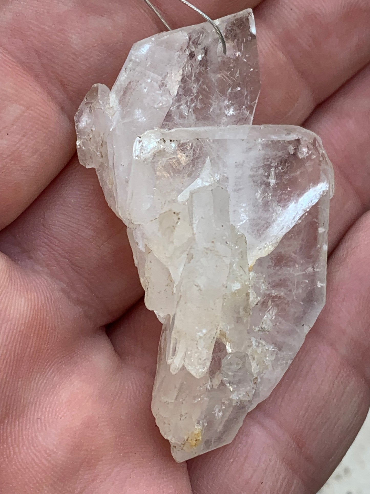 Cristal de roche/ quartz 'Faden', pendentif de qualité AA à AAA, 58mm de hauteur x 35 de largeur x 25 d'épaisseur. Vendu avec cordon réglable de couleur noire ! Un bijou en cristal, pour ceux qui aiment marcher entre lumière et mystère !