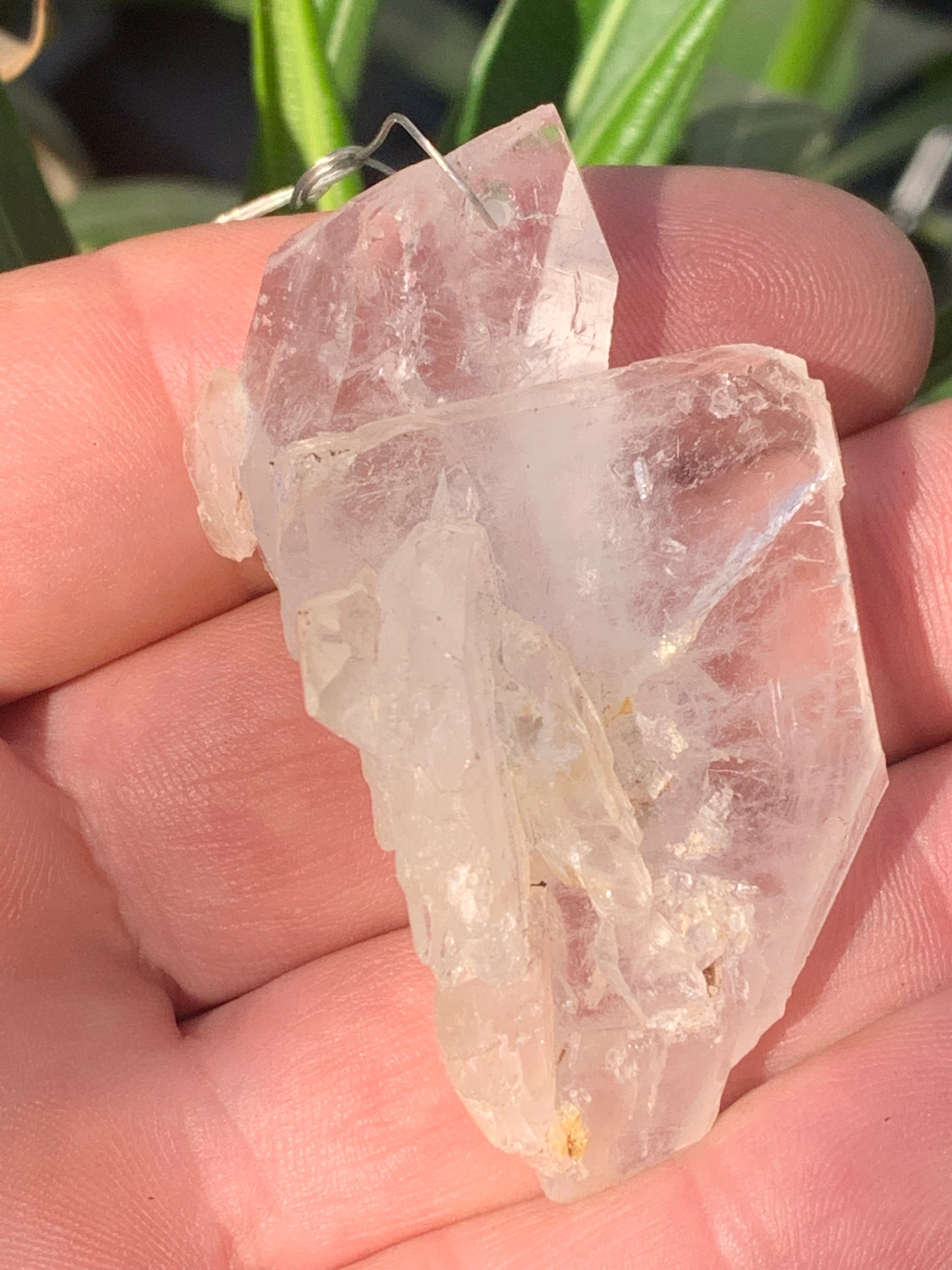 Cristal de roche/ quartz 'Faden', pendentif de qualité AA à AAA, 58mm de hauteur x 35 de largeur x 25 d'épaisseur. Vendu avec cordon réglable de couleur noire ! Un bijou en cristal, pour ceux qui aiment marcher entre lumière et mystère !