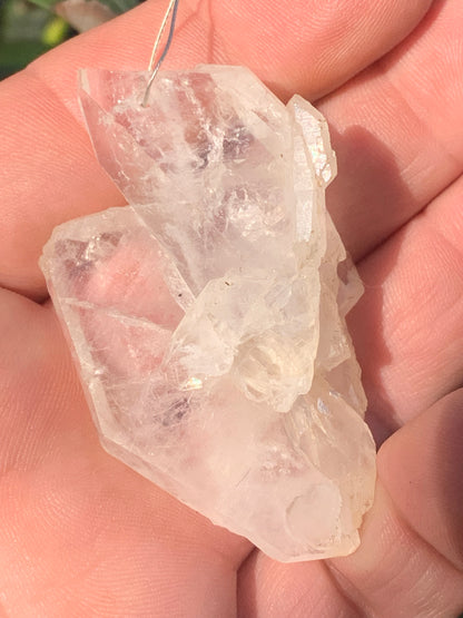 Cristal de roche/ quartz 'Faden', pendentif de qualité AA à AAA, 58mm de hauteur x 35 de largeur x 25 d'épaisseur. Vendu avec cordon réglable de couleur noire ! Un bijou en cristal, pour ceux qui aiment marcher entre lumière et mystère !