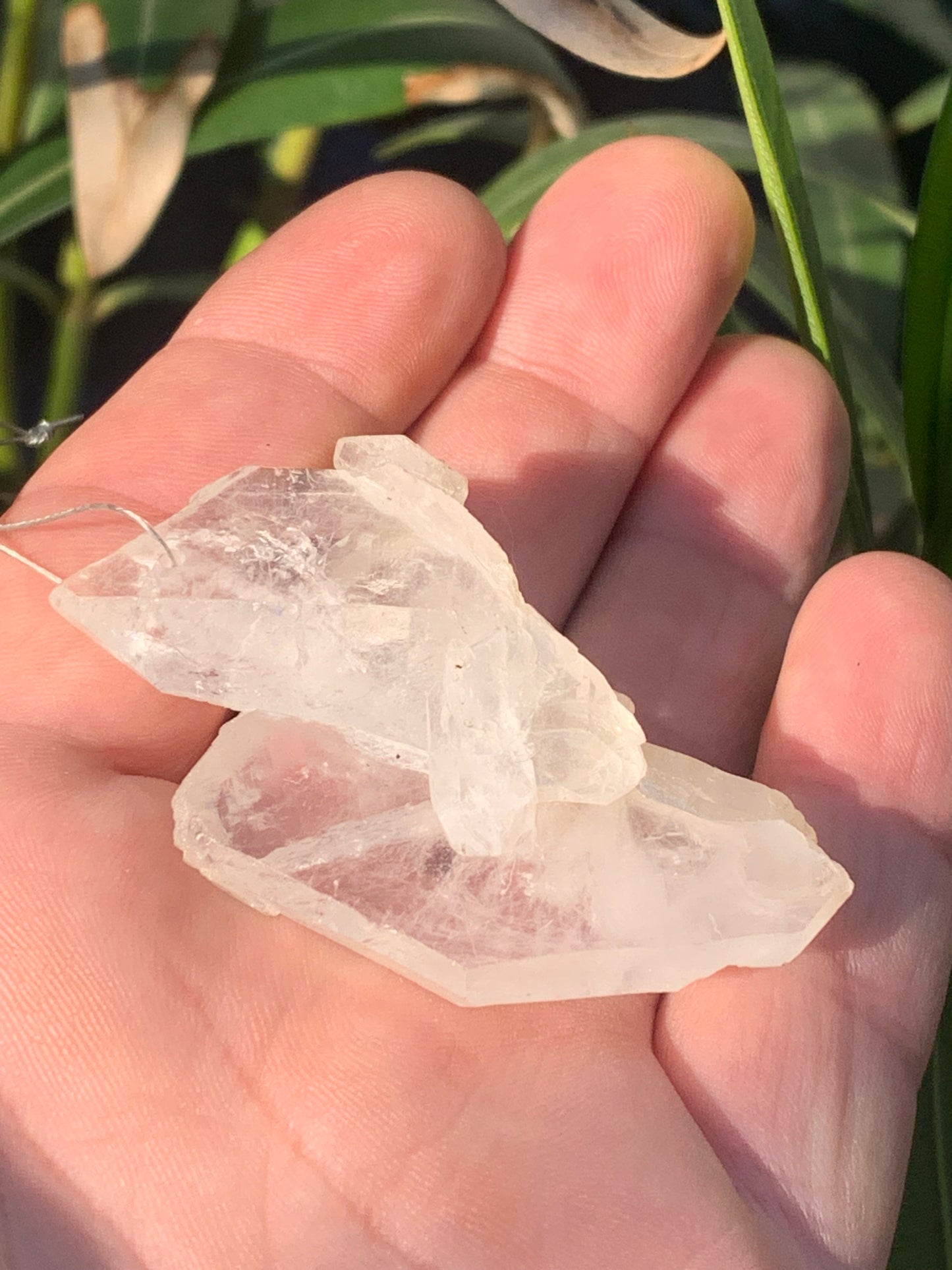 Cristal de roche/ quartz 'Faden', pendentif de qualité AA à AAA, 58mm de hauteur x 35 de largeur x 25 d'épaisseur. Vendu avec cordon réglable de couleur noire ! Un bijou en cristal, pour ceux qui aiment marcher entre lumière et mystère !